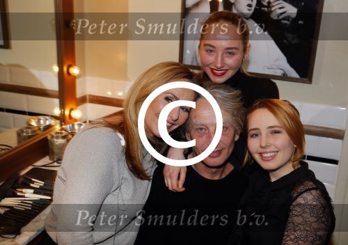 Amsterdam 26 januari 2015
CD presentatie Angela Groothuizen in people\'s place.
Angela treedt op met dochter Nona en haar andere dochter Lola filmt het concert.
Man Rob Mooij is natuurlijk ook aanwezig.
