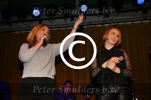 Amsterdam 26 januari 2015
CD presentatie Angela Groothuizen in people\'s place.
Angela treedt op met dochter Nona en haar andere dochter Lola filmt het concert.
Man Rob Mooij is natuurlijk ook aanwezig.