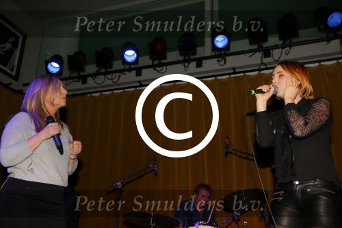 Amsterdam 26 januari 2015
CD presentatie Angela Groothuizen in people\'s place.
Angela treedt op met dochter Nona en haar andere dochter Lola filmt het concert.
Man Rob Mooij is natuurlijk ook aanwezig.