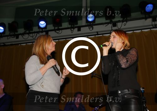Amsterdam 26 januari 2015
CD presentatie Angela Groothuizen in people\'s place.
Angela treedt op met dochter Nona en haar andere dochter Lola filmt het concert.
Man Rob Mooij is natuurlijk ook aanwezig.