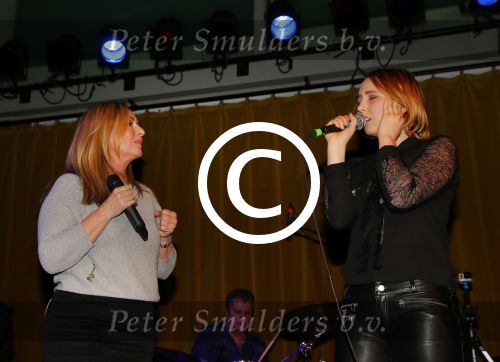 Amsterdam 26 januari 2015
CD presentatie Angela Groothuizen in people\'s place.
Angela treedt op met dochter Nona en haar andere dochter Lola filmt het concert.
Man Rob Mooij is natuurlijk ook aanwezig.