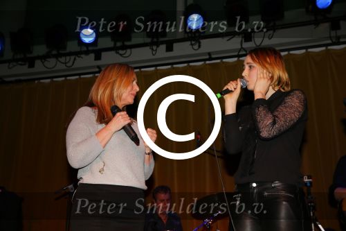 Amsterdam 26 januari 2015
CD presentatie Angela Groothuizen in people\'s place.
Angela treedt op met dochter Nona en haar andere dochter Lola filmt het concert.
Man Rob Mooij is natuurlijk ook aanwezig.