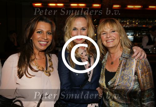 Amsterdam 26 januari 2015
CD presentatie Angela Groothuizen in people\'s place.
Angela treedt op met dochter Nona en haar andere dochter Lola filmt het concert.
Man Rob Mooij is natuurlijk ook aanwezig.
Angela Kramers Esther Oosterbeek en Patty Zomer