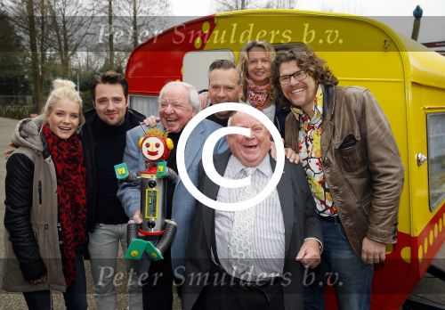 Alphen aan de Rijn 22 januari 2015
Presentatie nieuwe bassie en adriaan film.
Aad van Toor (Adriaan), Fedor Rossem (Boef Linke Leo), Job Bovelander (Koen), Janouk Kelderman (Keet!), Peter Sterk (Boef 1001) en Bas van Toor (Bassie) in Avifauna