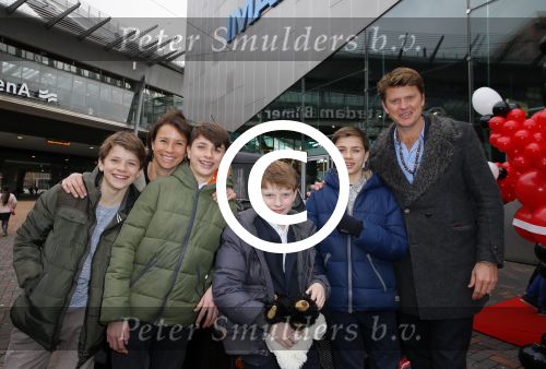 Amsterdam 8 februari 2015
Premiere Paddington in Pathe Arena met stemmencast Beau v Erven Dorens en Lange Frans.
Beau met zijn vrouw Selly en hun kinderen