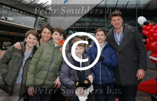 Amsterdam 8 februari 2015
Premiere Paddington in Pathe Arena met stemmencast Beau v Erven Dorens en Lange Frans.
Beau met zijn vrouw Selly en hun kinderen