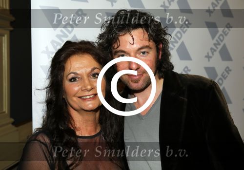 Amsterdam 28 januari 2015
Boekpresentatie Willeke Alberti in Carre.
Johnny de Mol reikt het eerste boek uit aan zijn moeder Willeke en Belinda Meuldijk die het boek geschreven heeft.
Ook zoon Kai  en zijn vrouw met zoon Finn zijn natuurlijk aanwezig.
Belinda Meuldijk met thierry Duval