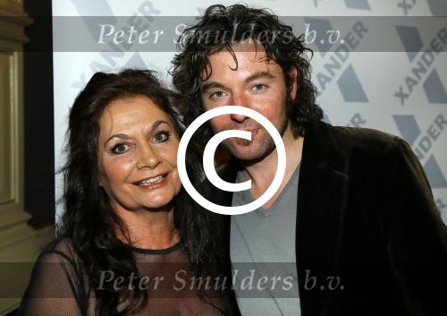 Amsterdam 28 januari 2015
Boekpresentatie Willeke Alberti in Carre.
Johnny de Mol reikt het eerste boek uit aan zijn moeder Willeke en Belinda Meuldijk die het boek geschreven heeft.
Ook zoon Kai  en zijn vrouw met zoon Finn zijn natuurlijk aanwezig.
Belinda Meuldijk met thierry Duval