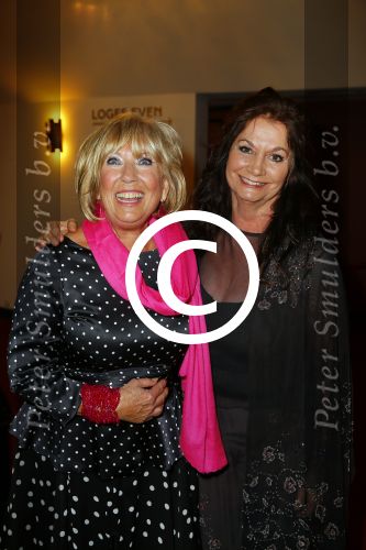 Amsterdam 28 januari 2015
Boekpresentatie Willeke Alberti in Carre.
Johnny de Mol reikt het eerste boek uit aan zijn moeder Willeke en Belinda Meuldijk die het boek geschreven heeft.
Ook zoon Kai  en zijn vrouw met zoon Finn zijn natuurlijk aanwezig