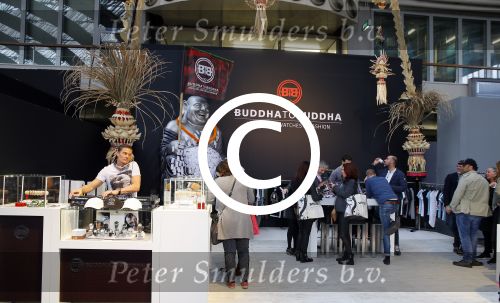 Amsterdam 26 januari 2015
Winston Post draait als dj op de buddha to buddha stand op de modefabriek in de rai.
Goldbergh van Sandra Peet heeft een mooie stand.
Portare heeft twee neiwue merken. Pierre v Hooijdonk staat er met Metro Sneakers.
Mooie container als stand en Goosecraft heeft een hele mooie stand.