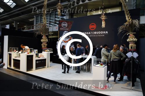 Amsterdam 26 januari 2015
Winston Post draait als dj op de buddha to buddha stand op de modefabriek in de rai.
Goldbergh van Sandra Peet heeft een mooie stand.
Portare heeft twee neiwue merken. Pierre v Hooijdonk staat er met Metro Sneakers.
Mooie container als stand en Goosecraft heeft een hele mooie stand.