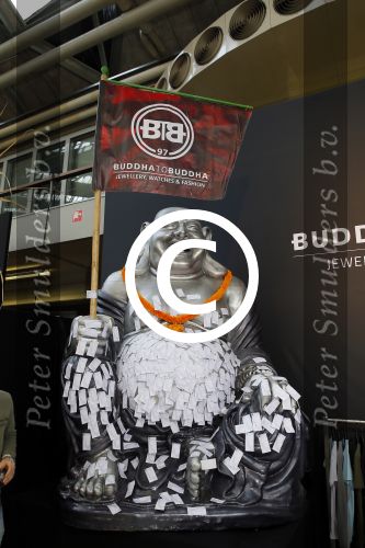 Amsterdam 26 januari 2015
Winston Post draait als dj op de buddha to buddha stand op de modefabriek in de rai.
Goldbergh van Sandra Peet heeft een mooie stand.
Portare heeft twee neiwue merken. Pierre v Hooijdonk staat er met Metro Sneakers.
Mooie container als stand en Goosecraft heeft een hele mooie stand.