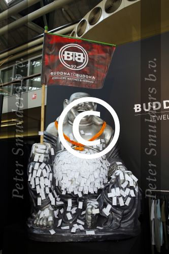 Amsterdam 26 januari 2015
Winston Post draait als dj op de buddha to buddha stand op de modefabriek in de rai.
Goldbergh van Sandra Peet heeft een mooie stand.
Portare heeft twee neiwue merken. Pierre v Hooijdonk staat er met Metro Sneakers.
Mooie container als stand en Goosecraft heeft een hele mooie stand.