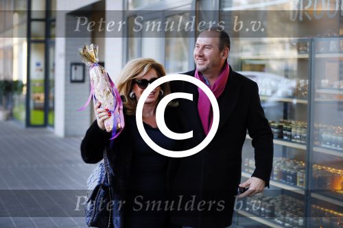 Amsterdam 24 januari 2014
Connie Bruekhoven Witteman doet bsamen met Eugene v Dun boodschappen op he gelderlandplein