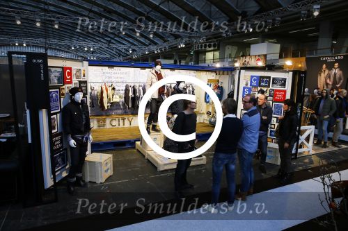 Amsterdam 26 januari 2015
Winston Post draait als dj op de buddha to buddha stand op de modefabriek in de rai.
Goldbergh van Sandra Peet heeft een mooie stand.
Portare heeft twee neiwue merken. Pierre v Hooijdonk staat er met Metro Sneakers.
Mooie container als stand en Goosecraft heeft een hele mooie stand.