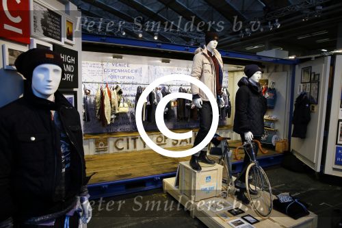 Amsterdam 26 januari 2015
Winston Post draait als dj op de buddha to buddha stand op de modefabriek in de rai.
Goldbergh van Sandra Peet heeft een mooie stand.
Portare heeft twee neiwue merken. Pierre v Hooijdonk staat er met Metro Sneakers.
Mooie container als stand en Goosecraft heeft een hele mooie stand.
