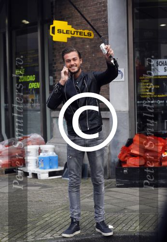 Amsterdam 19 januari 2015
Dave Roelvink met sigaret op de cornelis schuytstraat