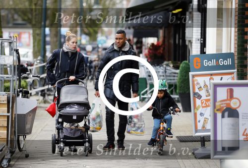 Amsterdam 27 januari 2015
Doutzen Kroes en Sunnery James met zoontje Phyllon James (Gorre)achter de kinderwagen in Amsterdam zuid.