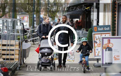 Amsterdam 27 januari 2015
Doutzen Kroes en Sunnery James met zoontje Phyllon James (Gorre)achter de kinderwagen in Amsterdam zuid.
