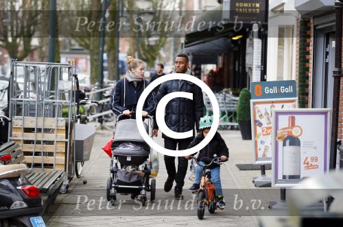 Amsterdam 27 januari 2015
Doutzen Kroes en Sunnery James met zoontje Phyllon James (Gorre)achter de kinderwagen in Amsterdam zuid.