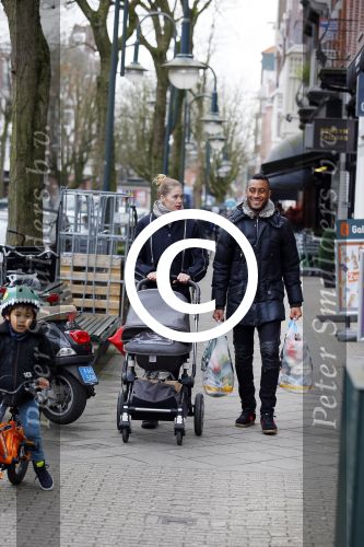 Amsterdam 27 januari 2015
Doutzen Kroes en Sunnery James met zoontje Phyllon James (Gorre)achter de kinderwagen in Amsterdam zuid.