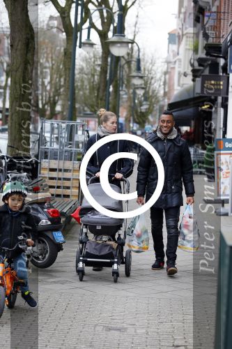 Amsterdam 27 januari 2015
Doutzen Kroes en Sunnery James met zoontje Phyllon James (Gorre)achter de kinderwagen in Amsterdam zuid.