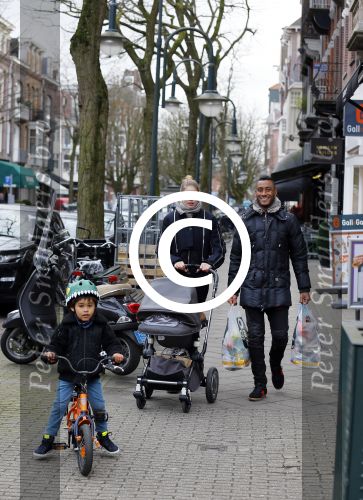Amsterdam 27 januari 2015
Doutzen Kroes en Sunnery James met zoontje Phyllon James (Gorre)achter de kinderwagen in Amsterdam zuid.