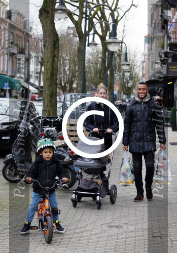 Amsterdam 27 januari 2015
Doutzen Kroes en Sunnery James met zoontje Phyllon James (Gorre)achter de kinderwagen in Amsterdam zuid.