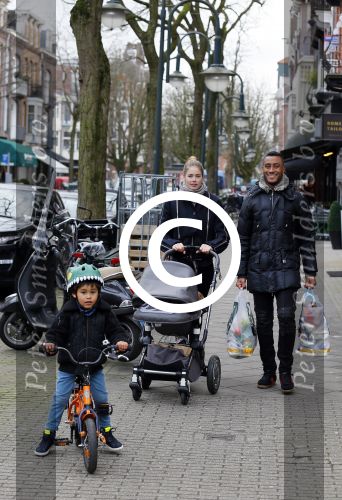 Amsterdam 27 januari 2015
Doutzen Kroes en Sunnery James met zoontje Phyllon James (Gorre)achter de kinderwagen in Amsterdam zuid.