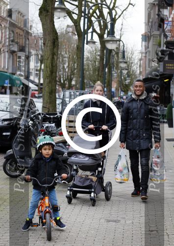 Amsterdam 27 januari 2015
Doutzen Kroes en Sunnery James met zoontje Phyllon James (Gorre)achter de kinderwagen in Amsterdam zuid.