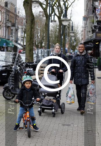 Amsterdam 27 januari 2015
Doutzen Kroes en Sunnery James met zoontje Phyllon James (Gorre)achter de kinderwagen in Amsterdam zuid.