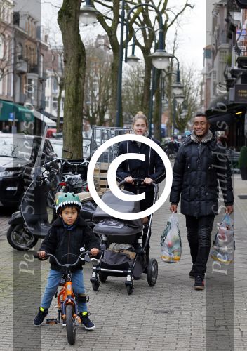 Amsterdam 27 januari 2015
Doutzen Kroes en Sunnery James met zoontje Phyllon James (Gorre)achter de kinderwagen in Amsterdam zuid.