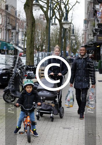 Amsterdam 27 januari 2015
Doutzen Kroes en Sunnery James met zoontje Phyllon James (Gorre)achter de kinderwagen in Amsterdam zuid.