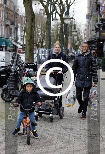Amsterdam 27 januari 2015
Doutzen Kroes en Sunnery James met zoontje Phyllon James (Gorre)achter de kinderwagen in Amsterdam zuid.