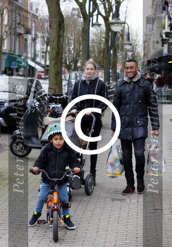 Amsterdam 27 januari 2015
Doutzen Kroes en Sunnery James met zoontje Phyllon James (Gorre)achter de kinderwagen in Amsterdam zuid.