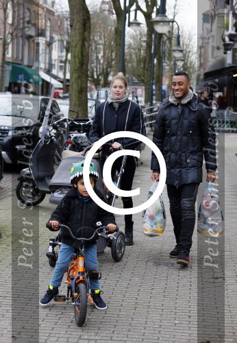 Amsterdam 27 januari 2015
Doutzen Kroes en Sunnery James met zoontje Phyllon James (Gorre)achter de kinderwagen in Amsterdam zuid.