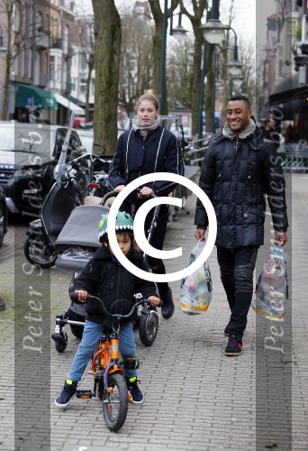 Amsterdam 27 januari 2015
Doutzen Kroes en Sunnery James met zoontje Phyllon James (Gorre)achter de kinderwagen in Amsterdam zuid.