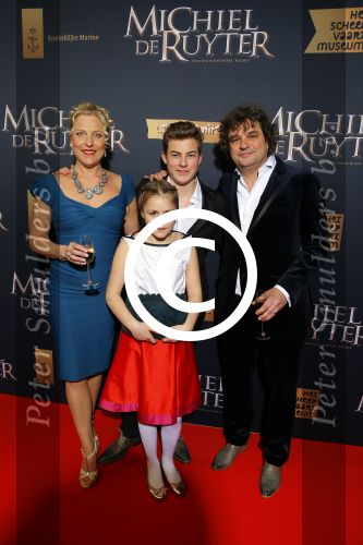 Amsterdam 26 januari 2015
Premiere Michiel de Ruyter film in het scheepvaartmuseum met de cast:
de hoofdrolspelers Frank Lammers, Sanne Langelaar, Barry Atsma, Egbert-Jan Weeber, Derek de Lint, Hajo Bruins,  Lieke van Lexmond, Lukas Dijkema, Pip Pellens, Jelle de Jong, Nils Verkooijen, Jules Croiset, Jada Borsato, Tygo Gernandt, Roeland Fernhout, Victor LÃ¶w, Joost Koning, Isa Lammers, Bas van Prooijen, Michael Nierse, Ids van der Krieke, Rein Hofman, Rene van Asten en Tim de Zwar.
Frank lammers met vrouw en kinderen