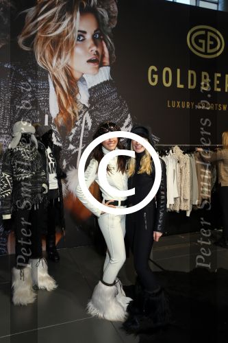 Amsterdam 26 januari 2015
Winston Post draait als dj op de buddha to buddha stand op de modefabriek in de rai.
Goldbergh van Sandra Peet heeft een mooie stand.
Portare heeft twee neiwue merken. Pierre v Hooijdonk staat er met Metro Sneakers.
Mooie container als stand en Goosecraft heeft een hele mooie stand.