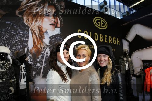 Amsterdam 26 januari 2015
Winston Post draait als dj op de buddha to buddha stand op de modefabriek in de rai.
Goldbergh van Sandra Peet heeft een mooie stand.
Portare heeft twee neiwue merken. Pierre v Hooijdonk staat er met Metro Sneakers.
Mooie container als stand en Goosecraft heeft een hele mooie stand.