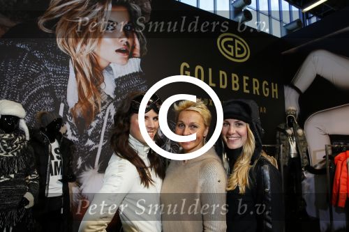 Amsterdam 26 januari 2015
Winston Post draait als dj op de buddha to buddha stand op de modefabriek in de rai.
Goldbergh van Sandra Peet heeft een mooie stand.
Portare heeft twee neiwue merken. Pierre v Hooijdonk staat er met Metro Sneakers.
Mooie container als stand en Goosecraft heeft een hele mooie stand.
