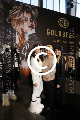 Amsterdam 26 januari 2015
Winston Post draait als dj op de buddha to buddha stand op de modefabriek in de rai.
Goldbergh van Sandra Peet heeft een mooie stand.
Portare heeft twee neiwue merken. Pierre v Hooijdonk staat er met Metro Sneakers.
Mooie container als stand en Goosecraft heeft een hele mooie stand.