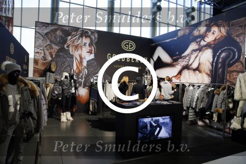 Amsterdam 26 januari 2015
Winston Post draait als dj op de buddha to buddha stand op de modefabriek in de rai.
Goldbergh van Sandra Peet heeft een mooie stand.
Portare heeft twee neiwue merken. Pierre v Hooijdonk staat er met Metro Sneakers.
Mooie container als stand en Goosecraft heeft een hele mooie stand.