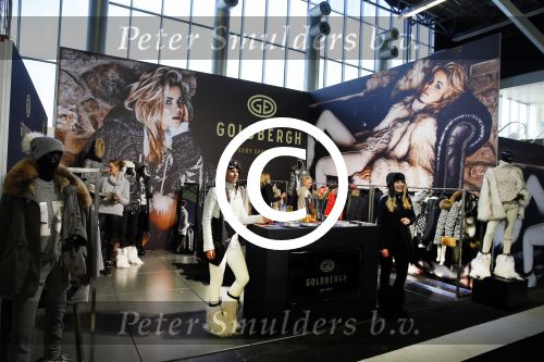 Amsterdam 26 januari 2015
Winston Post draait als dj op de buddha to buddha stand op de modefabriek in de rai.
Goldbergh van Sandra Peet heeft een mooie stand.
Portare heeft twee neiwue merken. Pierre v Hooijdonk staat er met Metro Sneakers.
Mooie container als stand en Goosecraft heeft een hele mooie stand.