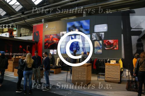 Amsterdam 26 januari 2015
Winston Post draait als dj op de buddha to buddha stand op de modefabriek in de rai.
Goldbergh van Sandra Peet heeft een mooie stand.
Portare heeft twee neiwue merken. Pierre v Hooijdonk staat er met Metro Sneakers.
Mooie container als stand en Goosecraft heeft een hele mooie stand.