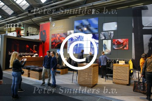 Amsterdam 26 januari 2015
Winston Post draait als dj op de buddha to buddha stand op de modefabriek in de rai.
Goldbergh van Sandra Peet heeft een mooie stand.
Portare heeft twee neiwue merken. Pierre v Hooijdonk staat er met Metro Sneakers.
Mooie container als stand en Goosecraft heeft een hele mooie stand.