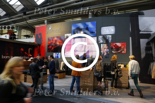 Amsterdam 26 januari 2015
Winston Post draait als dj op de buddha to buddha stand op de modefabriek in de rai.
Goldbergh van Sandra Peet heeft een mooie stand.
Portare heeft twee neiwue merken. Pierre v Hooijdonk staat er met Metro Sneakers.
Mooie container als stand en Goosecraft heeft een hele mooie stand.