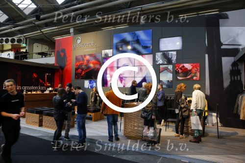 Amsterdam 26 januari 2015
Winston Post draait als dj op de buddha to buddha stand op de modefabriek in de rai.
Goldbergh van Sandra Peet heeft een mooie stand.
Portare heeft twee neiwue merken. Pierre v Hooijdonk staat er met Metro Sneakers.
Mooie container als stand en Goosecraft heeft een hele mooie stand.