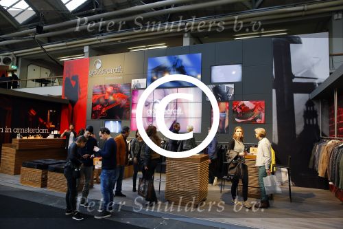 Amsterdam 26 januari 2015
Winston Post draait als dj op de buddha to buddha stand op de modefabriek in de rai.
Goldbergh van Sandra Peet heeft een mooie stand.
Portare heeft twee neiwue merken. Pierre v Hooijdonk staat er met Metro Sneakers.
Mooie container als stand en Goosecraft heeft een hele mooie stand.