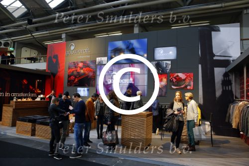 Amsterdam 26 januari 2015
Winston Post draait als dj op de buddha to buddha stand op de modefabriek in de rai.
Goldbergh van Sandra Peet heeft een mooie stand.
Portare heeft twee neiwue merken. Pierre v Hooijdonk staat er met Metro Sneakers.
Mooie container als stand en Goosecraft heeft een hele mooie stand.